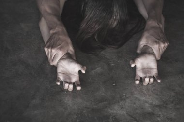 Tecavüz ve cinsel istismar konsepti için el ele tutuşan erkek eli, aile içi şiddet tecavüz, cinsel saldırı, kadına yönelik şiddeti durdurma, insan kaçakçılığı