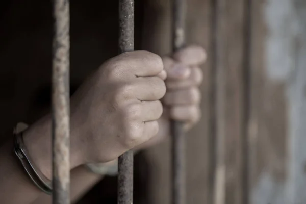 Руки Заключенного Наручниках Заключенные Мужского Пола Сильно Напряжены Темных Тюрьмах — стоковое фото