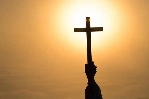 Silueta Rukou Drží Dřevěný Kříž Pozadí Východu Slunce Krucifix Symbol — Stock fotografie