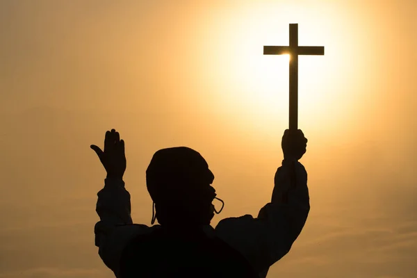 Sziluettjét Fiatal Emberi Kéz Imádkozott Egy Kereszt Napkeltekor Christian Religion — Stock Fotó