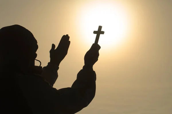 Sziluettjét Keresztény Ember Aki Kereszt Kereszt Kezében Imádkozik Áldást Istentől — Stock Fotó