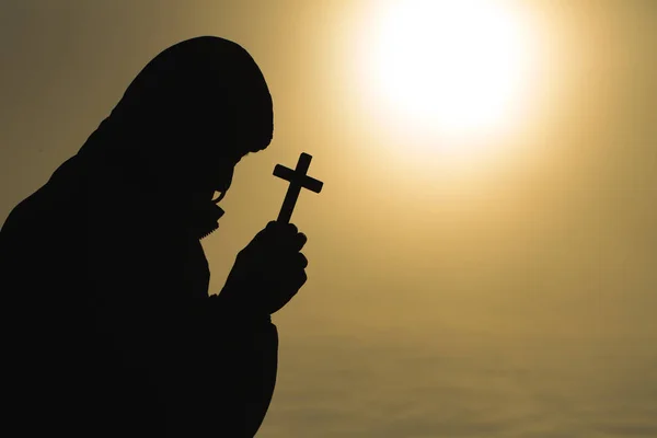 Σιλουέτα Της Χριστιανικής Νεαρός Προσεύχεται Ένα Σταυρό Στο Sunrise Θρησκεία — Φωτογραφία Αρχείου