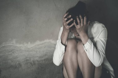 Depresyon ile ağlayarak katta oturan kadınlar depresyona zemin, ailevi sorunlar, mutfak, istismarı, Aile içi şiddet, kavramı depresyon ve intihar üzerinde oturan kadın.