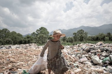 Çocuklar yoksulluk, Dünya Çevre Günü, yoksulluk konsepti yüzünden satmaya devam etmek için çöp.