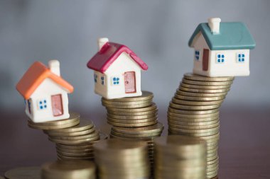 Model ev ve madeni para, yeni bir ev satın almak için para tasarrufu ve kredi planı iş yatırım gayrimenkul gelecekteki kavramında yatırım ve Risk yönetimi için.