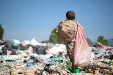 Çocuklar yoksulluk, Dünya Çevre Günü, yoksulluk konsepti yüzünden satmaya devam etmek için çöp.