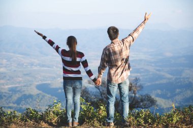 Mutlu çift aşık. Erkek ve kadın turist dağlarda. Sevgililer günün kutlu olsun.