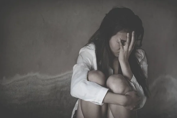 Mujeres Sentadas Suelo Llorando Depresión Mujer Deprimida Sentada Suelo Problemas — Foto de Stock