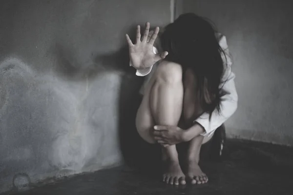 Kadınlar kölelik, kadınlara yönelik şiddete karşı el kaldırma, uluslararası kadınlar günü, kadınlara yönelik cinsel taciz ve tecavüz kavramı.