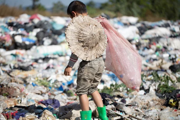 Szegény Gyerekek Gyűjteni Szemetet Eladó Mert Szegénység Szemét Újrahasznosítás Gyermekmunka — Stock Fotó