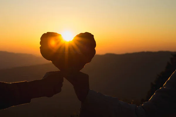 Herz Händen Liebespaar Und Sonnenaufgang Hintergrund Verliebtes Paar Glückliches Paar — Stockfoto