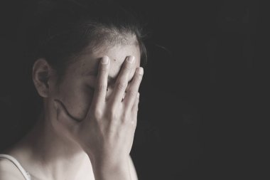 Depresyonda olan genç kız el ele oturuyor, üzgün genç kadının zihinsel sorunları var, kötü muamele ve tecavüz, Aile içi Şiddet ve Kaçakçılık