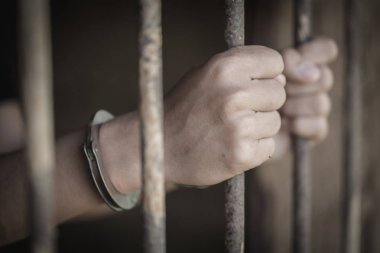 Bir mahkumu yakalamak bir hücre, mahkumlar ve polis kavramı çelik bir kafese