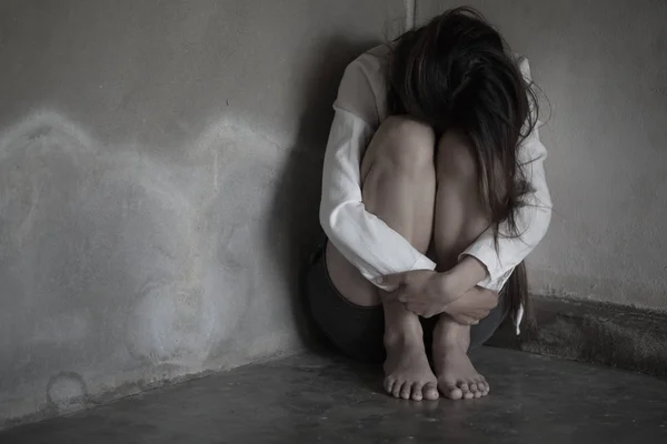  Depresyon ile ağlayarak katta oturan kadınlar depresyona zemin, ailevi sorunlar, mutfak, istismarı, Aile içi şiddet, kavramı depresyon ve intihar üzerinde oturan kadın.