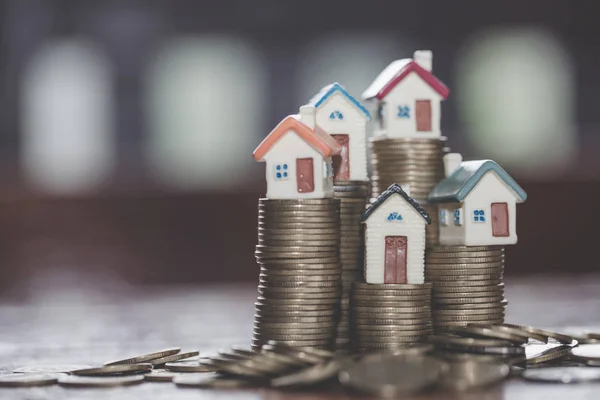 Mini Haus Auf Stapel Von Münzen Geld Und Haus Hypothek — Stockfoto