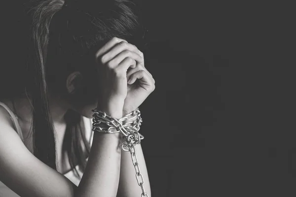 Köle kadın el zinciri, kadınlara, şiddet ile bağlı insan hakları ihlalleri, insan kaçakçılığı, Dünya Kadınlar günü.