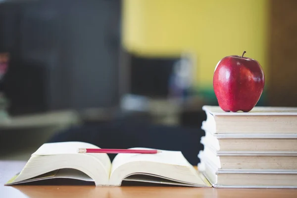 Mesa Professor Escola Com Pilha Livros Maçã Conceito Educacional — Fotografia de Stock