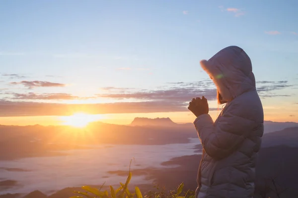 Morgonen Kvinna Som Ber Med Händerna Tillsammans Morgonen Sunrise Bakgrunden — Stockfoto