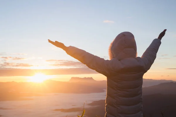 Kvinna Höja Armarna Upp Himlen Tacka Gud Morgon Soluppgången Bakgrund — Stockfoto