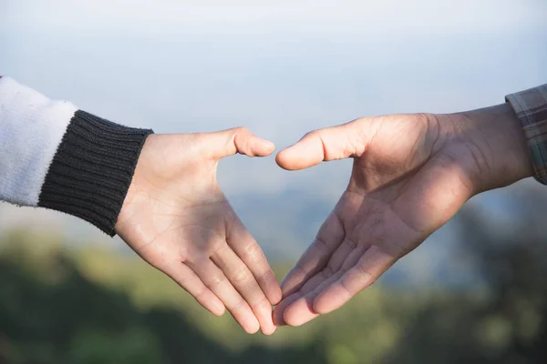 Verliebtes Paar Fokus Auf Die Hände Mann Und Frau Touristen — Stockfoto