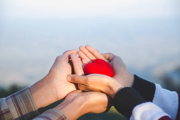 Rotes Herz Frauen Und Männerhänden Hände Mit Weicher Herzform Paarliebe — Stockfoto
