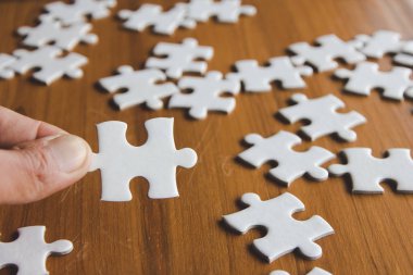  Kadın el bir yapboz, çözümler ve strateji Kavramı tutar.