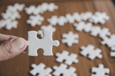  Kadın el bir yapboz, çözümler ve strateji Concep tutar