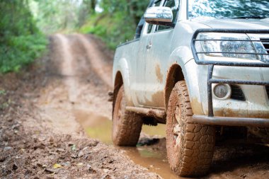 Off-Road lastikleri, kirli offroad araba, Suv kırsal yolda çamur kaplı. offroad seyahat ve sürüş kavramı.