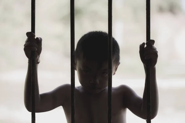Děti Jsou Stresu Protože Jsou Uvězněny Ocelové Kleci Koncept Násilí — Stock fotografie