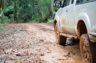  Kirli offroad araba, çamur kırsal road, Off-road lastikleri, offroad seyahat ve sürüş kavramı üzerinde Suv kaplı.