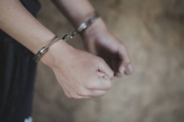 Köle kız kelepçelenmiş ve tutulmuştu. Kadın şiddeti ve istismar kavramı, hapis, kadın mahkumu, insan kaçakçılığı kavramı, uluslararası kadınlar günü.
