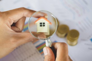 El kredi Emlak için yeni bir ev ararken bir büyüteç tutun ya da satın almak için bir ev gelecek kavramı ailede tasarruf.