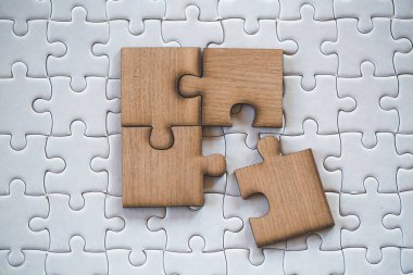 4 beyaz jigsaw bulmaca dört kahverengi adet arka plan, son görev, iş çözümleri, başarı ve Strateji kavramı tamamlamak için yapboz parçası