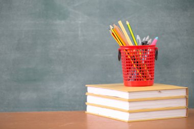 Resepsiyon, okul malzemeleri için geri okul kitapları. Kitap ve yazı tahtası arka plan, eğitim kavramı