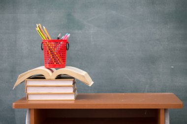 Resepsiyon, kitap ve yazı tahtası ahşap arka plan, eğitim kavramı üzerinde okul kitapları