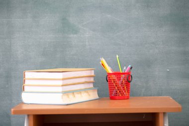 Resepsiyon, okul malzemeleri için geri okul kitapları. Kitap ve yazı tahtası arka plan, eğitim kavramı