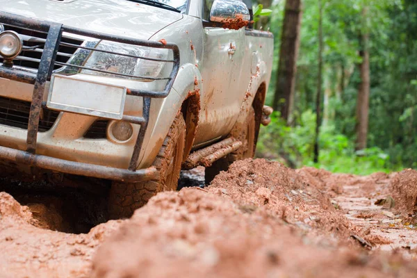 Coche Todoterreno Sucio Suv Cubierto Barro Campo Neumáticos Todoterreno Viajes — Foto de Stock