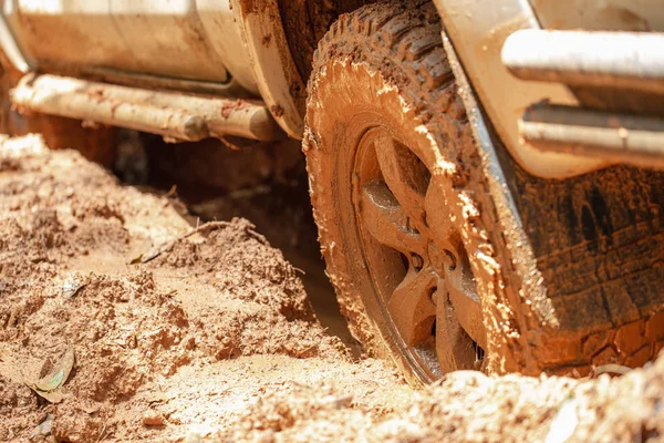 Coche Todoterreno Sucio Suv Cubierto Barro Campo Neumáticos Todoterreno Viajes — Foto de Stock