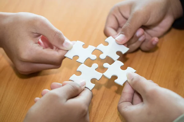Viele Personen Mit Puzzleteilen Teamwork Konzept Geschäftsverbindung Erfolgs Und Strategiekonzept — Stockfoto