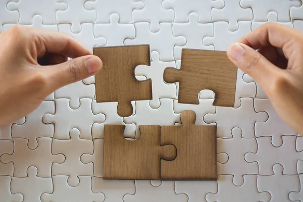 Bedrijfsoplossingen Succes Strategie Concept Zakenman Hand Aansluitende Jigsaw Puzzel — Stockfoto