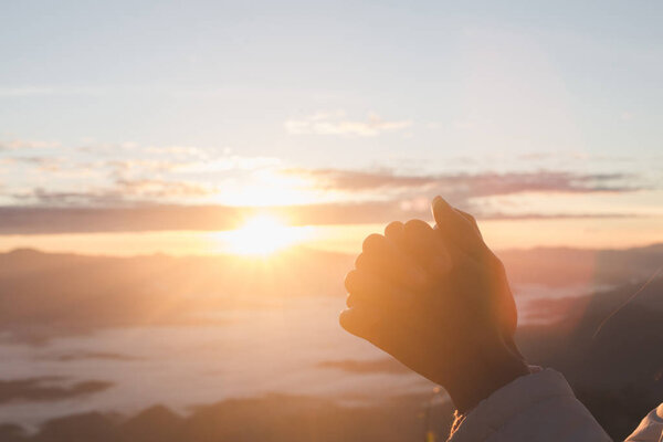 Силуэт женщины, молящейся на прекрасном фоне восхода солнца - Образ
