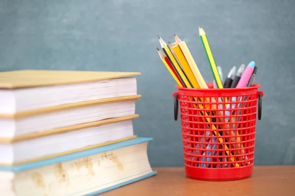 Material Escolar Sobre Una Mesa Madera Fondo Pizarra Concepto Educativo —  Fotos de Stock