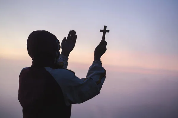 Рукою Людини Тримає Хрест Відкритою Долонею Вгору Поклоніння Євхаристії Терапії — стокове фото