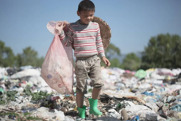 Gyermek Séta Hogy Megtalálja Szemét Eladó Újrahasznosítani Őket Hulladéklerakókban Élet — Stock Fotó