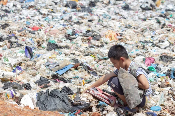 Pobre Chico Recogiendo Basura Saco Para Ganarse Vida Concepto Niños — Foto de Stock