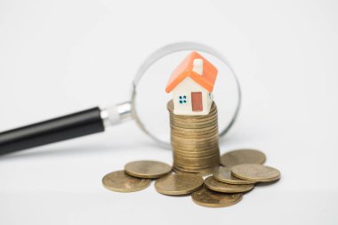 Madeni para büyümek, yeni bir ev kredisi Emlak arama cam büyütme ile yığın veya satın almak için bir ev gelecek kavramı ailede tasarruf.