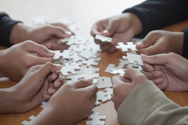 Mani Persone Diverse Assemblaggio Puzzle Squadra Giovanile Mettere Insieme Pezzi — Foto Stock