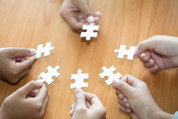 Molte Persone Che Detengono Pezzi Puzzle Concetto Lavoro Squadra Collegamento — Foto Stock