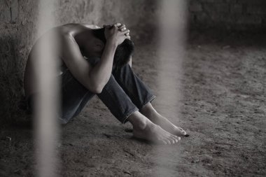 Baş, umutsuz uyuşturucu bağımlısı kötüye tıp ve ilaç, kopyaladıktan sonra spac bağımlılığı bir kriz, portresi gidiş üzerinde elleriyle bir katta oturan genç adam.