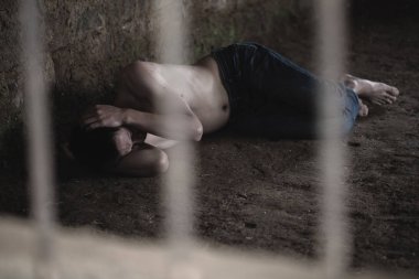 Genç adam tıp ve ilaç, umutsuz uyuşturucu bağımlısı bağımlılığı kriz geçiyor kötüye sonra zemin üzerinde yatıyordu.  